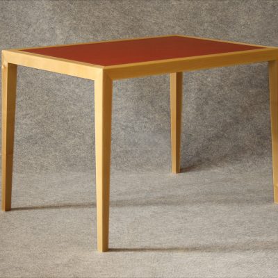 Der Tisch aus massivem, einheimischem Massivholz wurde liebevoll in unserer Möbelmanufaktur gefertigt.