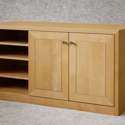 Das Sideboard kann als TV-Möbel genutzt werden. Es ist aus Massivholz Buche hergestellt.