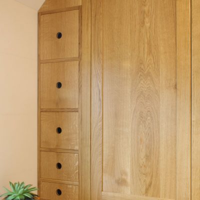 Einbauschrank unter Dachschräge aus Eiche mit Schubfächern