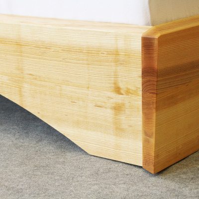 Bett aus Esche Massivholz, für ein gesundes Schlafen des Kunden in Dresden
