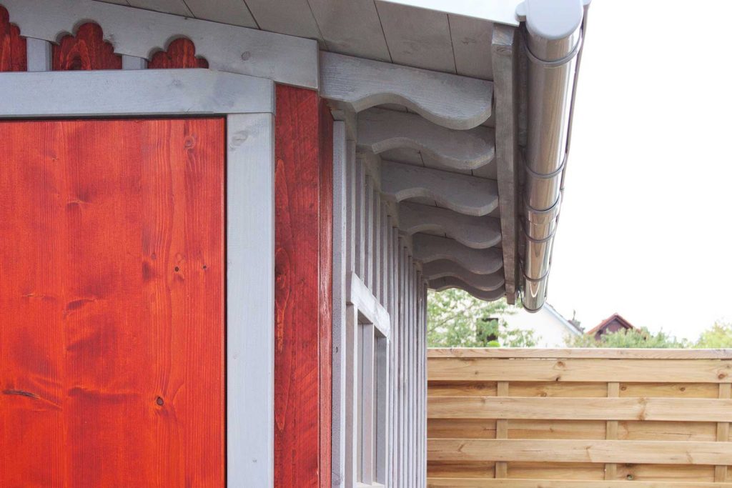 Kleines Gartenhaus mit Holzverschalung