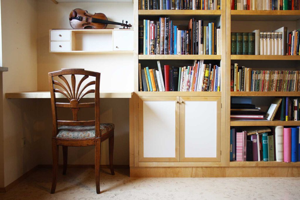 Einbauschrank Bibliothek aus Massivholz, Birke