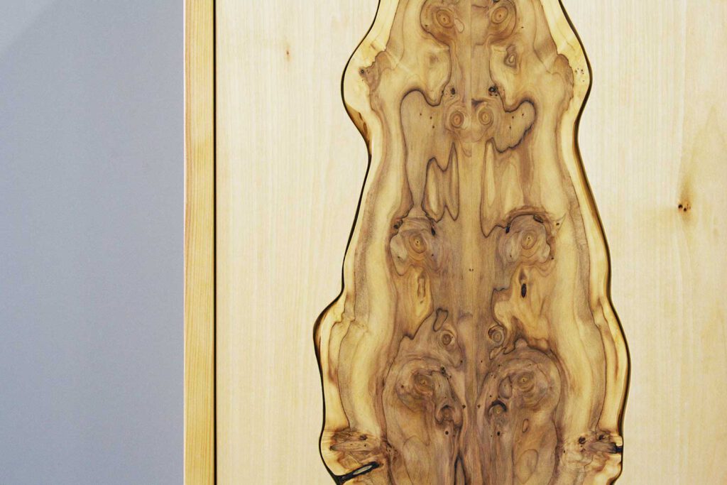 Kleiner Hängeschrank mit einer Einlegearbeit aus dem Holz der Eibe, Detail