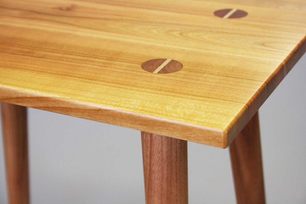 Hocker, Schemel aus Holz, Beistelltisch aus Kirschbaum, Detail gestemmter und verkeilter Zapfen