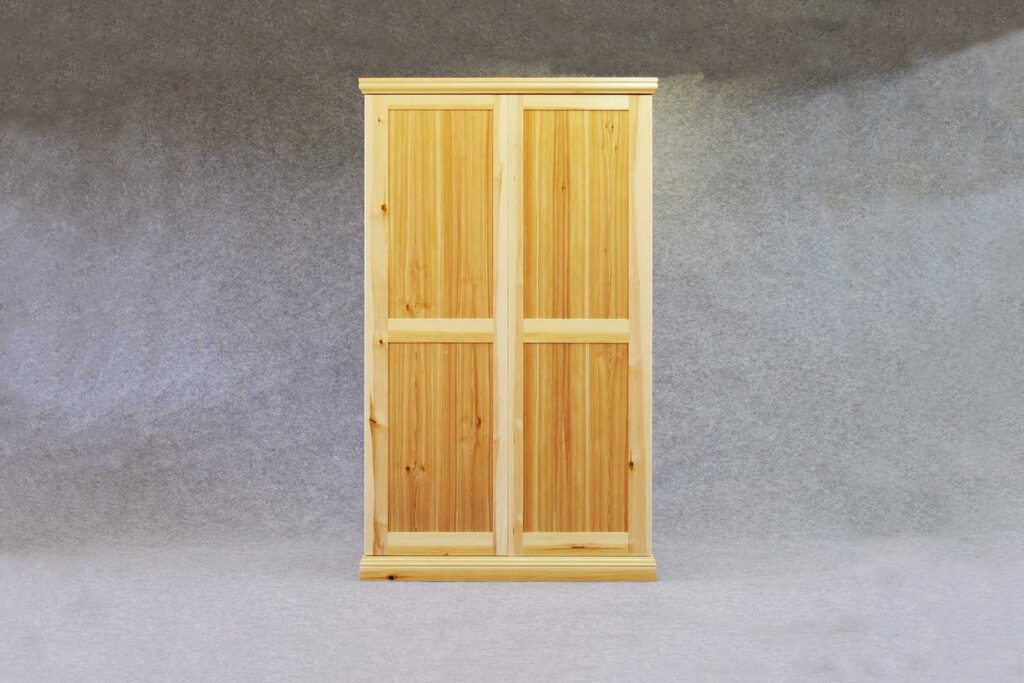 Kleiderschrank aus Massivholz mit Schubkästen innen und Kleiderstange