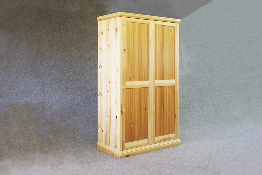 Kleiderschrank aus Massivholz mit Schubkästen innen und Kleiderstange