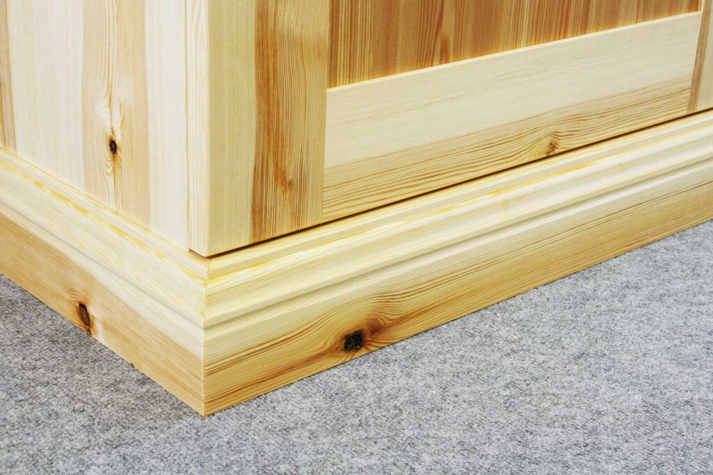 Kleiderschrank aus Massivholz mit Schubkästen innen und Kleiderstange, Massivholzschrank, Detail Sockel mit Profilierung im Stile des Barock, der Gründerzeit