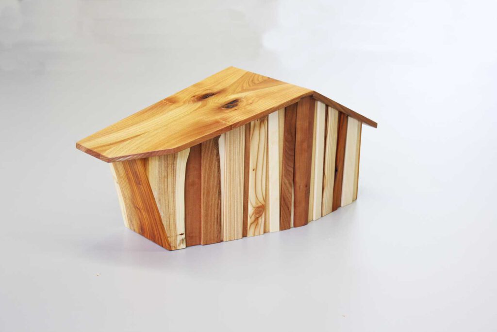 Kleines Holzhaus für Krippenfiguren, Ansicht von hinten