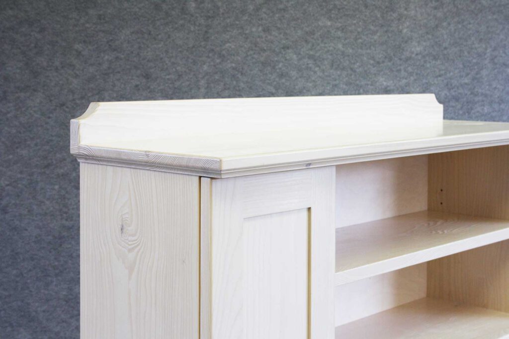 Kommode weiß lasiert aus Massivholz, Detail Deckplatte