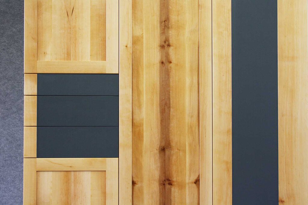 Kleiderschrank aus Massivholz mit Schubfächern