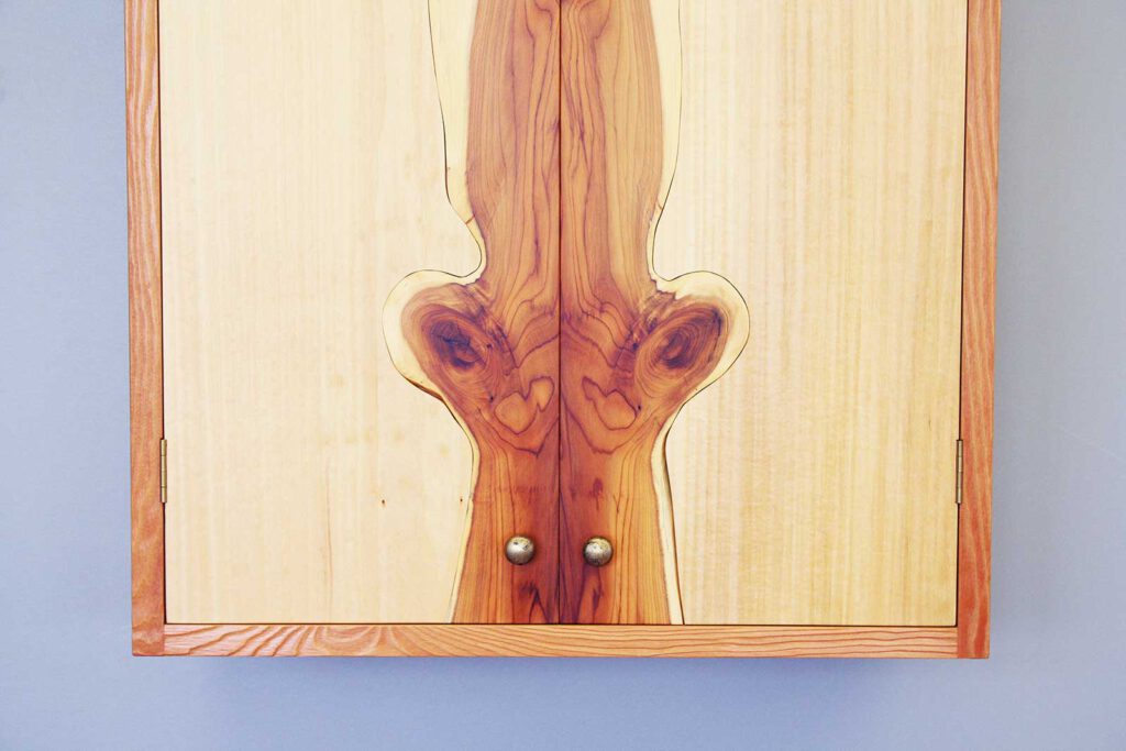 Kleiner Hängeschrank aus Holz mit Türen