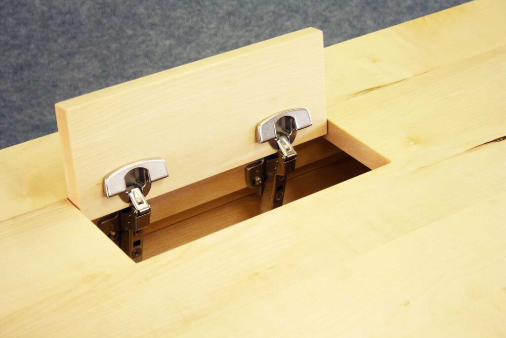 Schreibtisch aus Holz, Kabelklappe offen, Zugang zum Kabelkanal