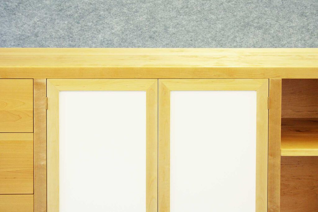 Sidebord aus Holz mit Schubkästen und Türen