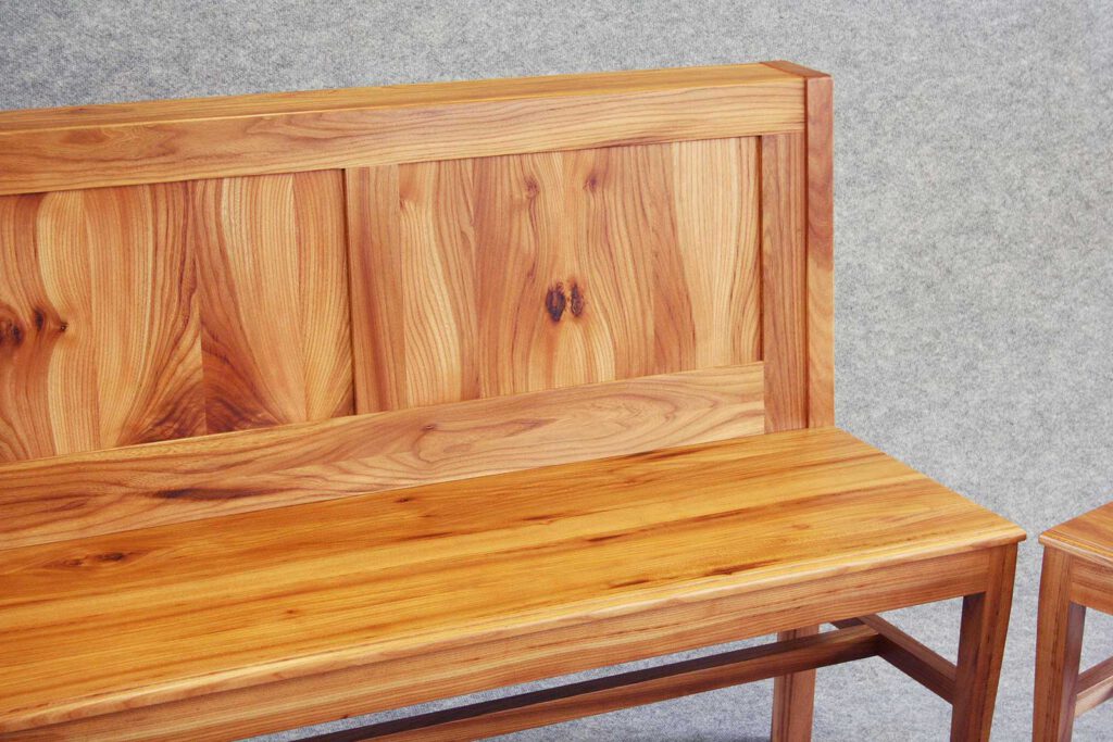 Sitzbank mit Lehne aus Ulmen-Holz