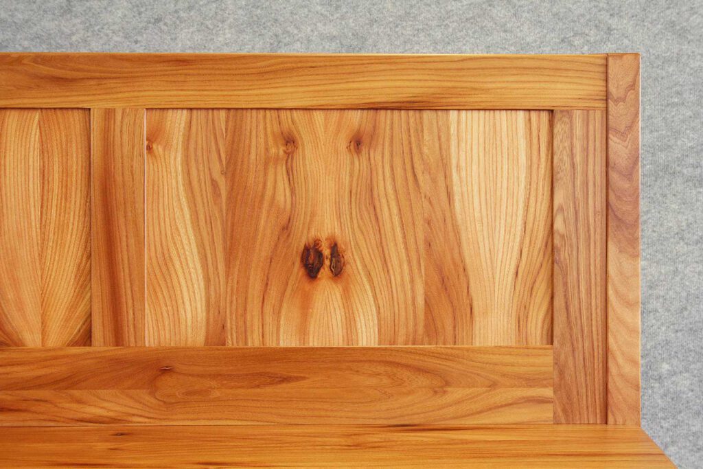 Sitzbank mit Lehne aus Ulmen-Holz