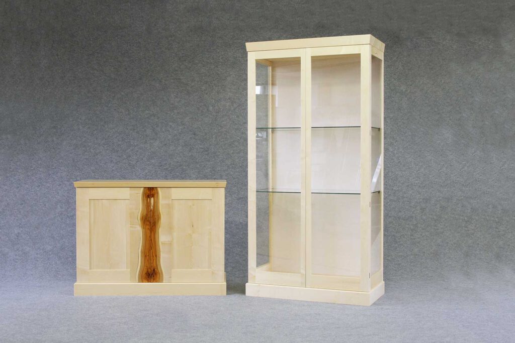 Vitrine und Kommode aus Ahorn mit Eibenholz Einlage