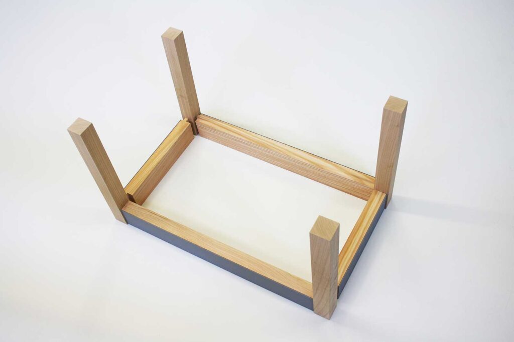 Stuhlbau und Fertigung von einer Sitzbank aus Holz. Detail Eckverbindung der Beine und Zarken mit Schlitz-und Zapfenverbindung.