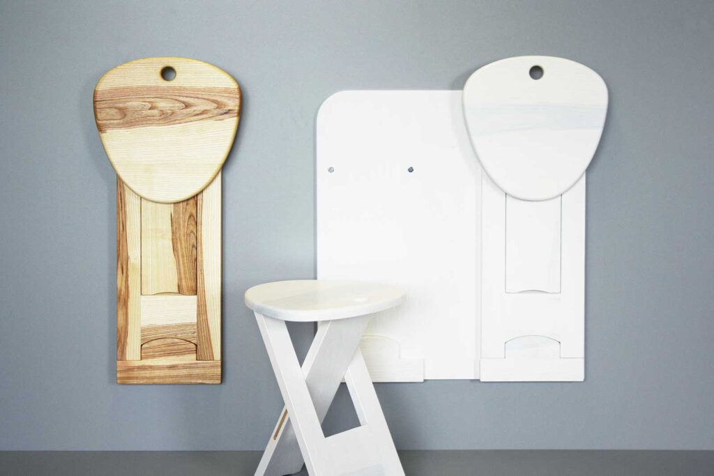 Klapphocker aus Holz, weiß lasiert, zum aufhängen