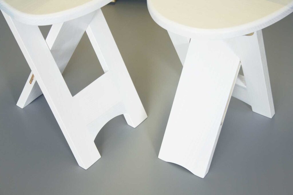 Klapphocker weiß lasiert, Detail Beine zum klappen