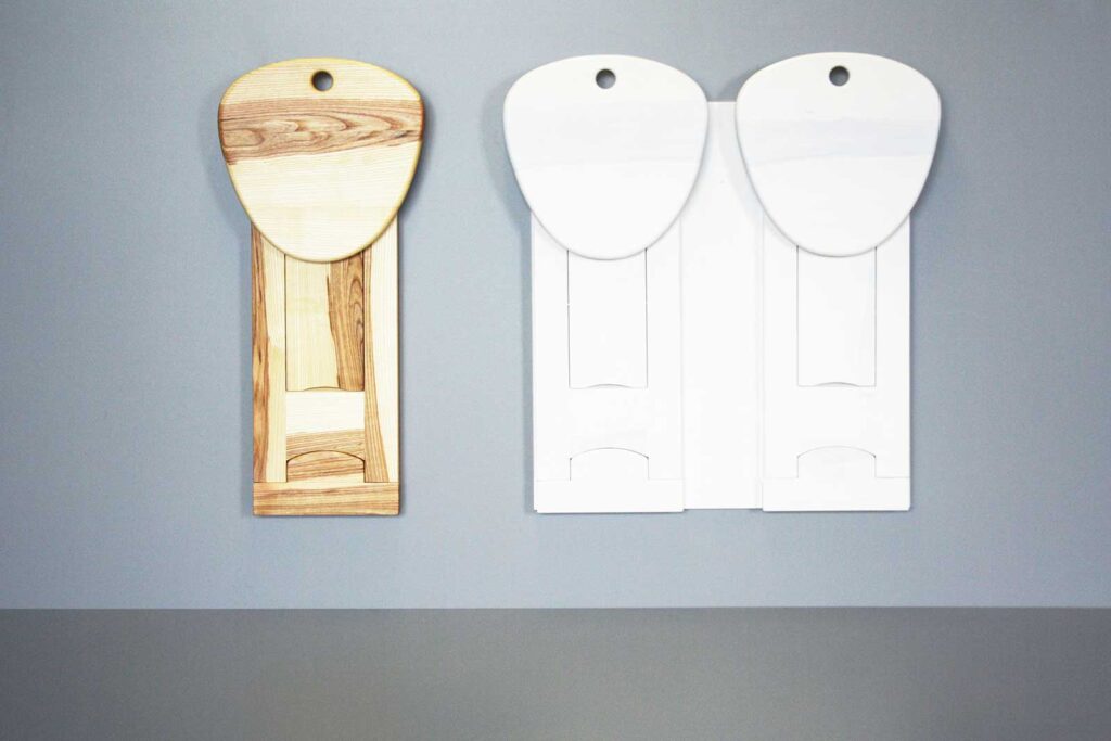 Klapphocker aus Holz, weiß lasiert mit Wandhalterung