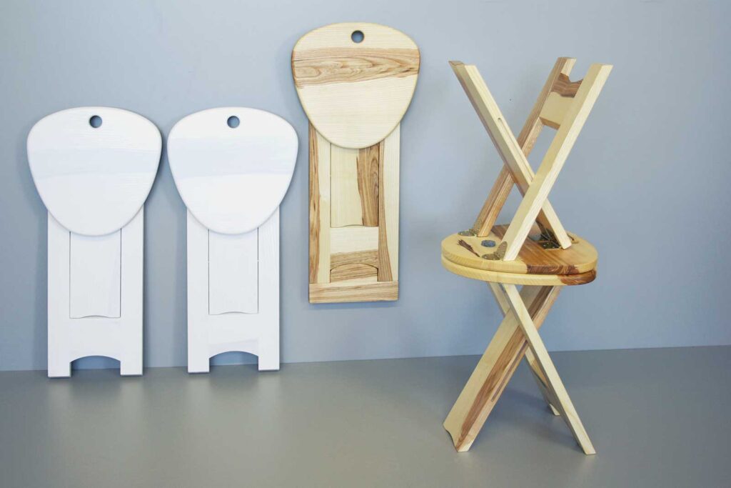 Klapphocker aus Holz, weiß lasiert, Detail Mechanik von unten