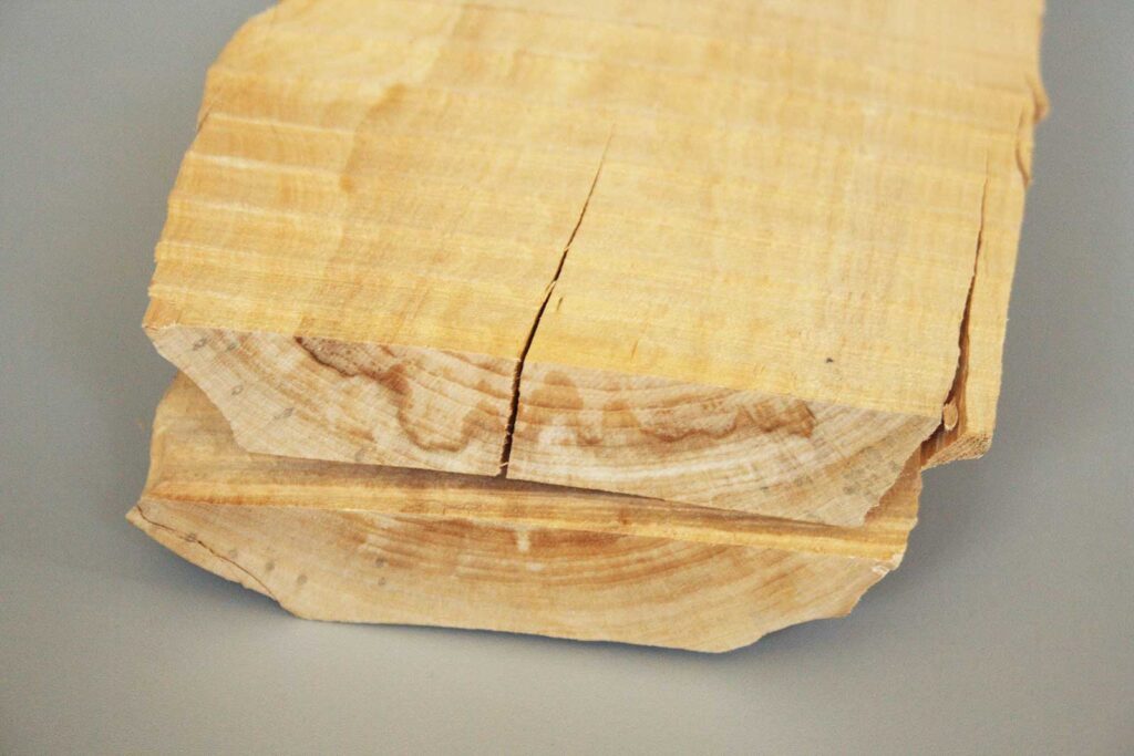 Bretter sägerauh mit Baumkante der Eberesche Vogelbeere Sorbus aucuparia, Hirnholz Nahaufnahme, Holzmuster