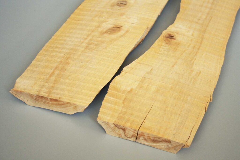 Bretter sägerauh mit Baumkante der Eberesche Vogelbeere Sorbus aucuparia, mit Ast uns Ansicht Hirnholz, Holzmuster