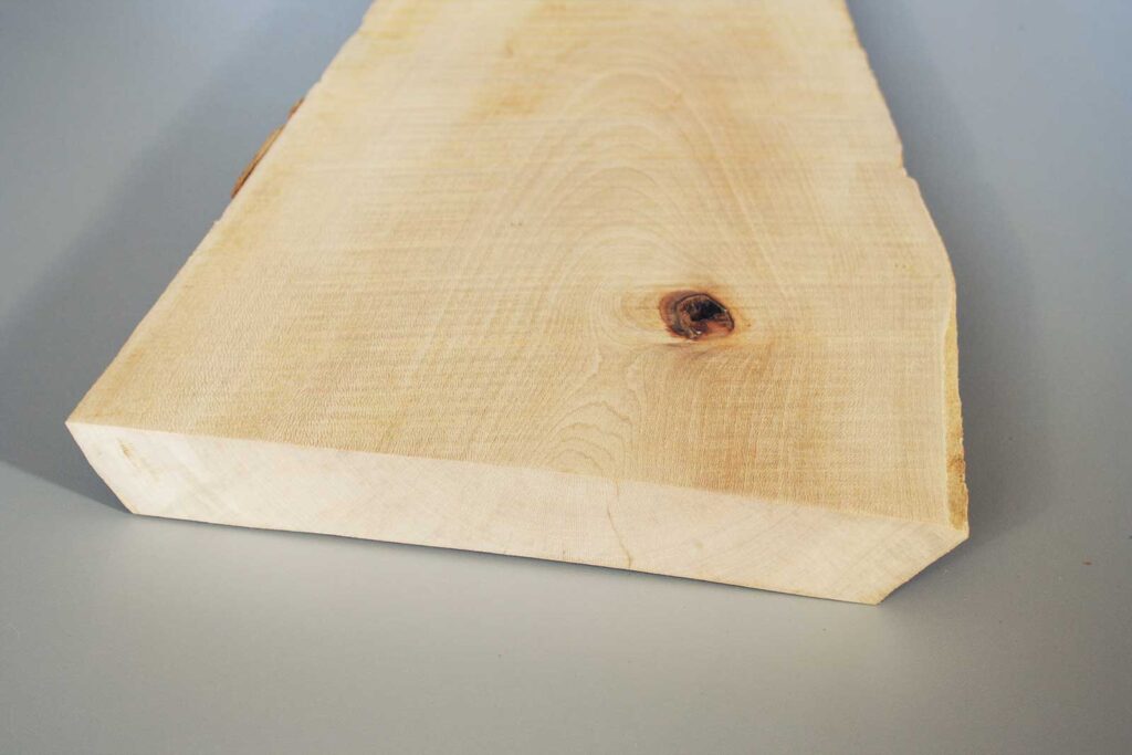 Holzmuster Platane Platanus hispanica Brett mit Baumkante und Ast, Ansicht Hirnholz Nahaufnahme