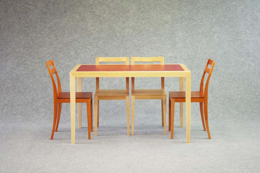 Massivholztisch mit Linoleum und passende Stühle in Einzelanfertigung