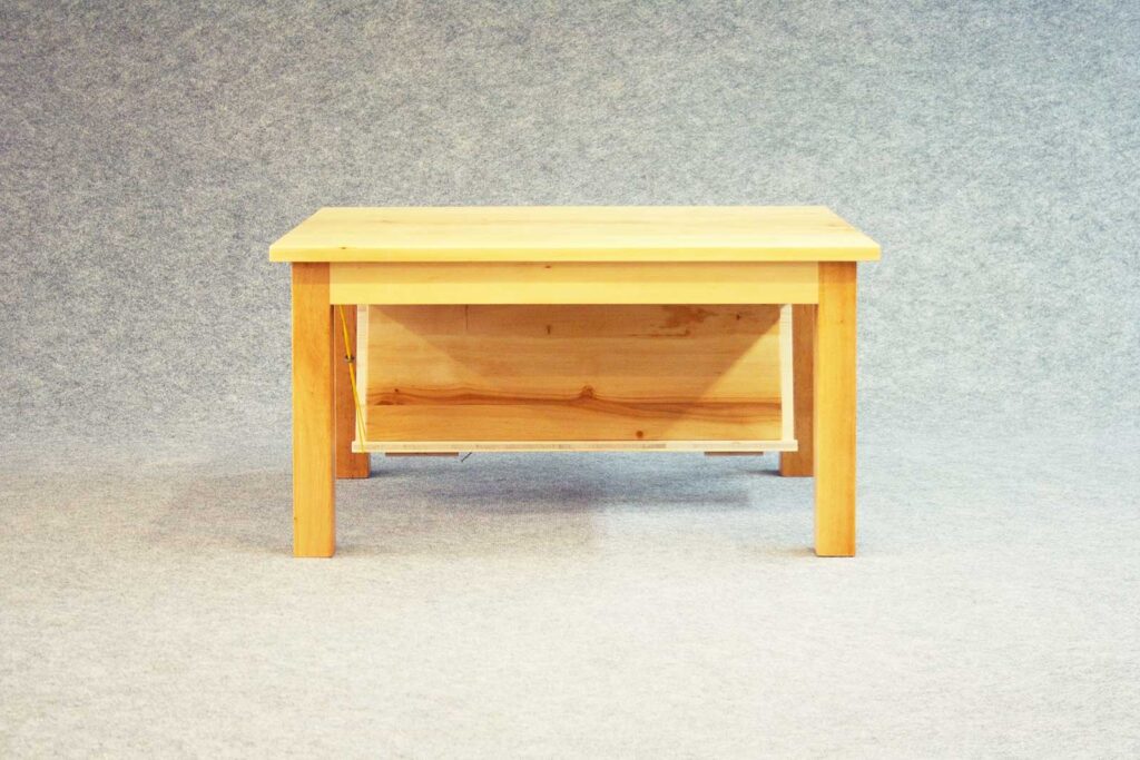 Couchtisch aus Massivholz Erle mit Ansteckplatte, Ansteckplatten unter dem Tisch verstaut